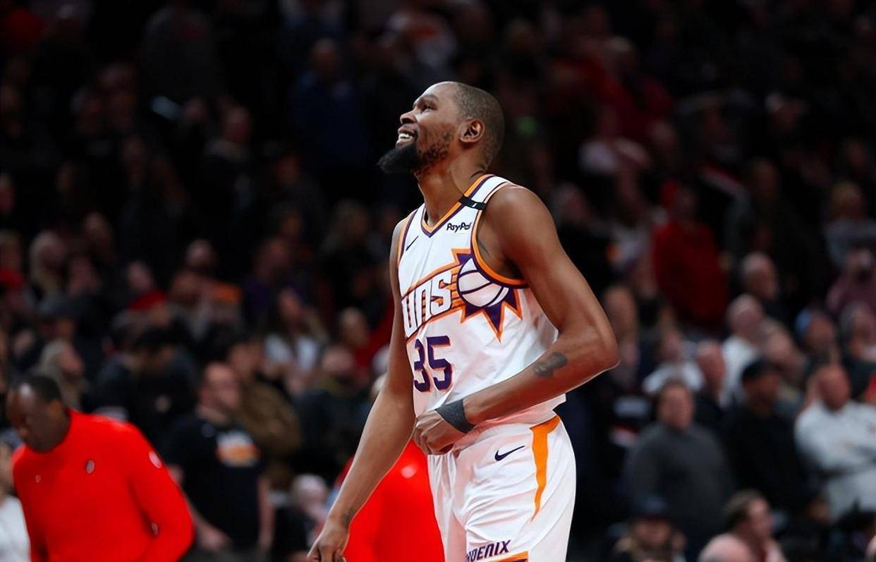 杜兰特回归赛场，赛事规则更新首场状态亮眼，勇士观众沸腾！